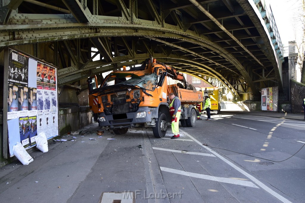 LKW blieb unter Bruecke haengen Koeln Deutz Deutz Muelheimerstr P115.JPG - Miklos Laubert